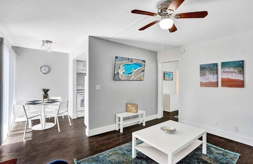 Pompano Beach Apartamento | Bright Pompano Beach Aparthotel: Poolside Bliss Just Steps from the Shore!