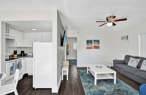 Pompano Beach Apartamento | Bright Pompano Beach Aparthotel: Poolside Bliss Just Steps from the Shore!