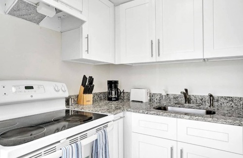 Pompano Beach Apartamento | Bright Pompano Beach Aparthotel: Poolside Bliss Just Steps from the Shore!