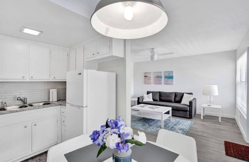 Pompano Beach Condominio | Bright Pompano Beach Aparthotel: Poolside Bliss Just Steps from the Shore!