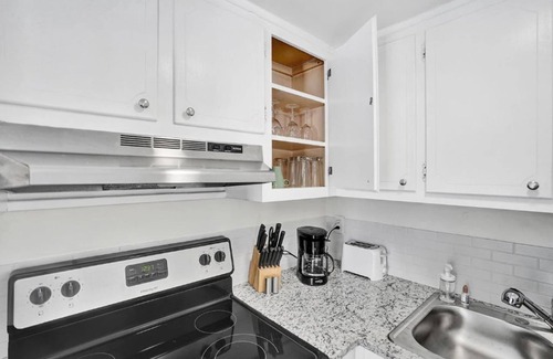 Pompano Beach Condominio | Bright Pompano Beach Aparthotel: Poolside Bliss Just Steps from the Shore!