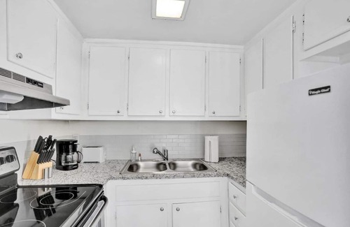 Pompano Beach Condominio | Bright Pompano Beach Aparthotel: Poolside Bliss Just Steps from the Shore!