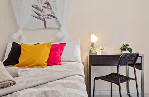 Chippendale Casa | Bright Private Room - Nearby CBD UTS USYD - Seconds to Famous Eateries - Shared Bathroom