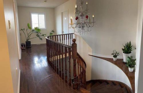 Mississauga Casa | Bright private single bedroom V02 on second floor