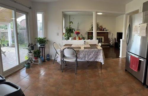 Mississauga Casa | Bright private single bedroom V02 on second floor