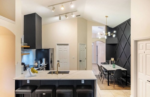 Sunrise Lakes Apartamento | Bright Queen BR + Pool Retreat Near Disney