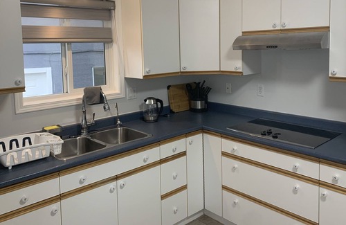 Kamloops Casa | Bright & Quite 3 Bedroom 2 Bath top Floor House