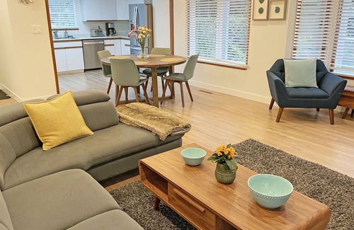Upper Lonsdale Casa | Bright Renovated Spacious 3 Bedroom House