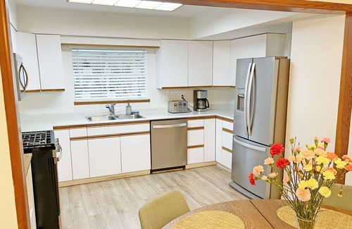 Upper Lonsdale Casa | Bright Renovated Spacious 3 Bedroom House