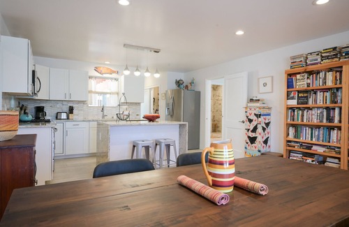 Southside Casa | Bright renovated escape near downtown with free WiFi, AC, large backyard & patio