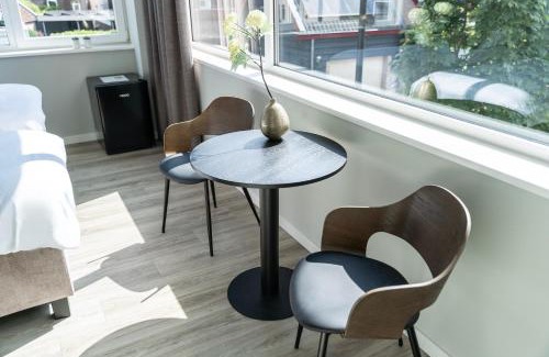 Raamsdonksveer Apartamento | Bright Room With Comfortable Bed & Bathroom