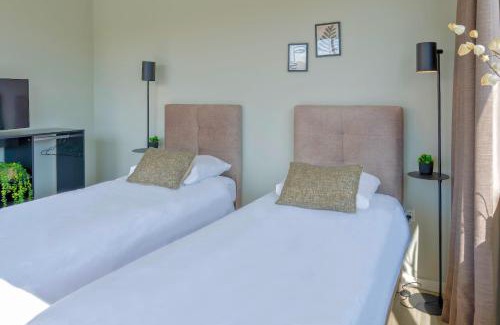 Raamsdonksveer Apartamento | Bright Room With Comfortable Bed & Bathroom