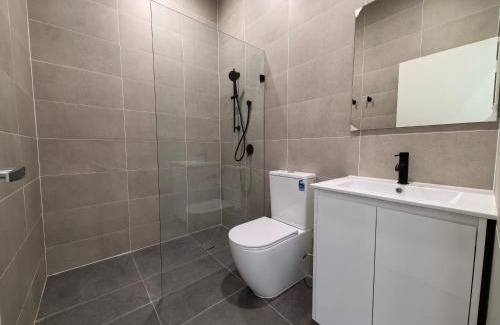 Riverwood Casa | Bright room with queen bed and balcony near train station