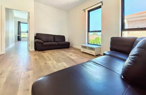 Riverwood Casa | Bright room with queen bed and balcony near train station