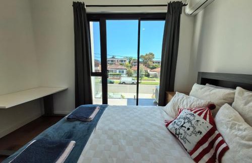 Riverwood Casa | Bright room with queen bed and balcony near train station