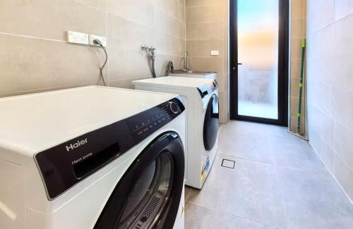 Riverwood Casa | Bright room with queen bed and balcony near train station