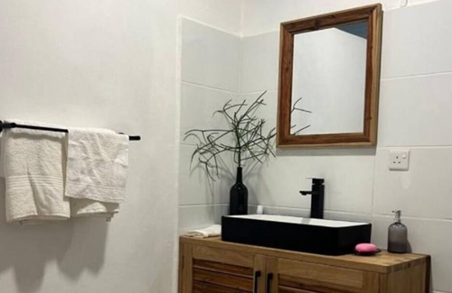 Black River Cama Y Desayuno | Bright room with sea view and mountain view. 30sec to the beach.