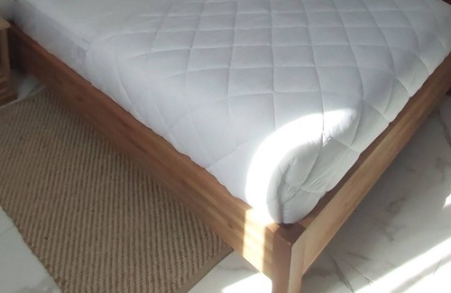 Black River Cama Y Desayuno | Bright room with sea view and mountain view. 30sec to the beach.