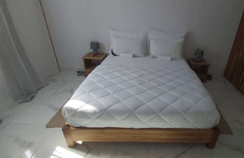 Black River Cama Y Desayuno | Bright room with sea view and mountain view. 30sec to the beach.