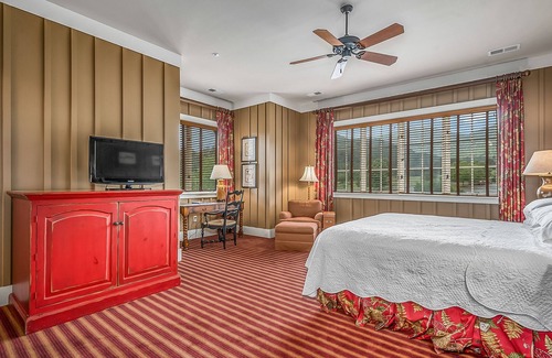 Mill Spring Cabina | Bright's Creek Lodge - King Room- Near Tryon and TIEC & Hendersonville