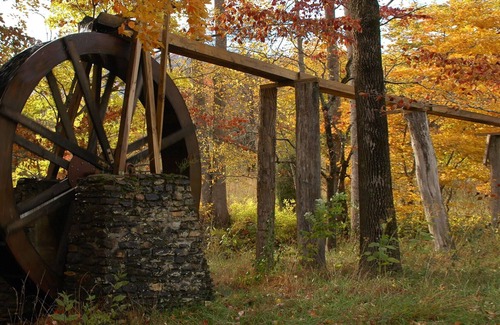 Mill Spring Cabina | Bright's Creek Lodge - King Room- Near Tryon and TIEC & Hendersonville