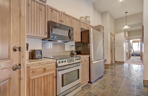 Breckenridge Condominio | Bright + Scenic 2br - 7ppl Steps To Ski Lifts + Main Street 2 Bedroom Condo by RedAwning
