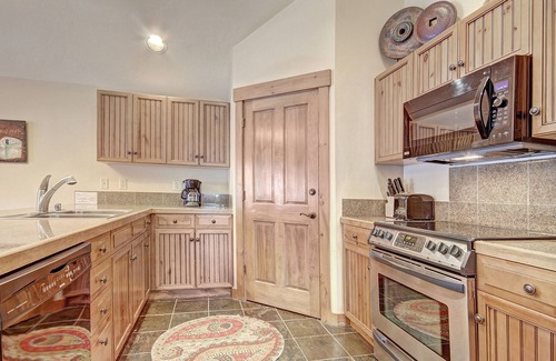 Breckenridge Condominio | Bright + Scenic 2br - 7ppl Steps To Ski Lifts + Main Street 2 Bedroom Condo by RedAwning
