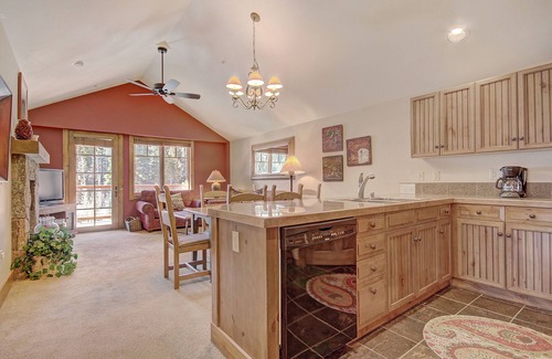 Breckenridge Condominio | Bright + Scenic 2br - 7ppl Steps To Ski Lifts + Main Street 2 Bedroom Condo by RedAwning