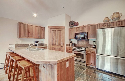 Breckenridge Condominio | Bright + Scenic 2br - 7ppl Steps To Ski Lifts + Main Street 2 Bedroom Condo by RedAwning