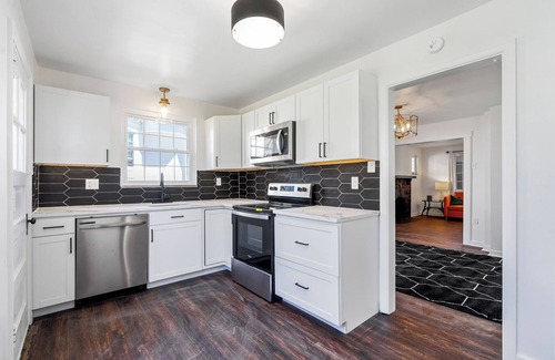 Sewickley Casa | Bright Sewickley Village House, 2BR + Office & Living Room Futon, Walk to Shops