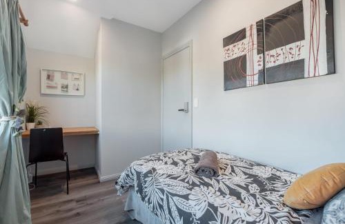 Burwood Casa | Bright Single Room - Seconds to Bus Station & Park - Close to Chinatown - Shared Bathroom