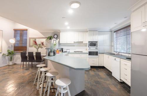 Burwood Casa | Bright Single Room - Seconds to Bus Station & Park - Close to Chinatown - Shared Bathroom