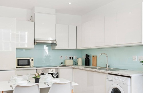 Newark Apartamento | Bright & Spacious Home | Free Parking | Sleeps 5!