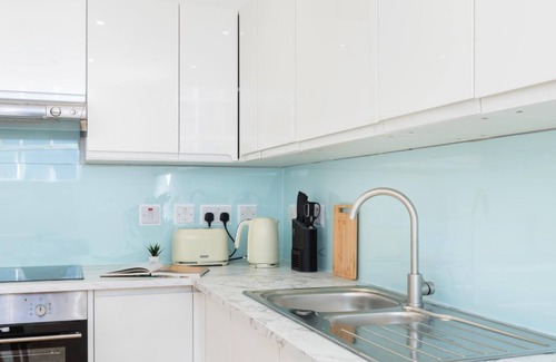 Newark Apartamento | Bright & Spacious Home | Free Parking | Sleeps 5!