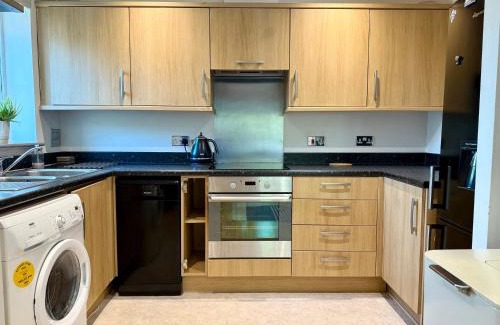 High Wycombe Apartamento | Bright & Spacious 1-Bed Apartment with Balcony & Private Parking