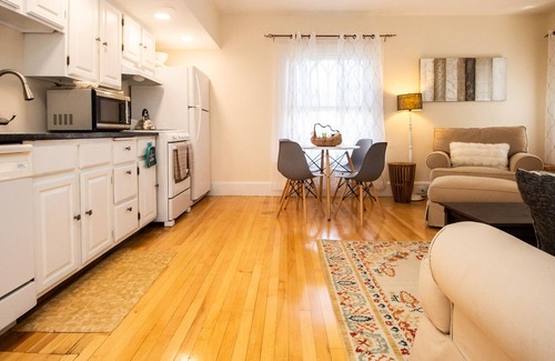 Cleveland Circle Apartamento | Pasos luminosos y espaciosos de 1 habitación para MBTA