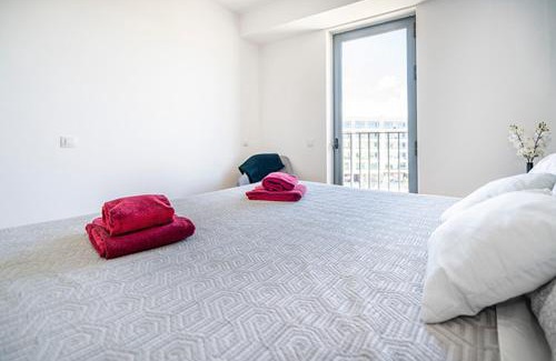 Telheiro Apartamento | Bright & Spacious 2 Bed Flat 2 Bath w Garage in Lagos Marina