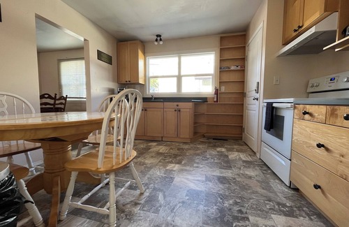 Moose Jaw Apartamento | Bright, spacious 3-bedroom suite close to downtown.
