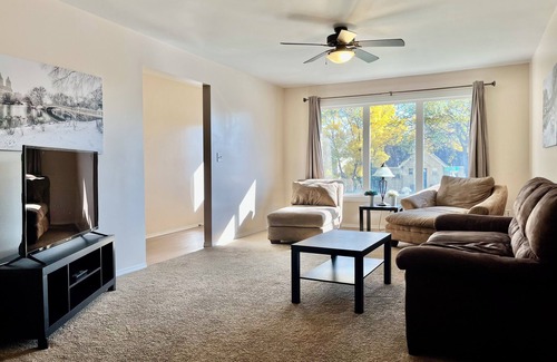Moose Jaw Apartamento | Bright, spacious 3-bedroom suite close to downtown.