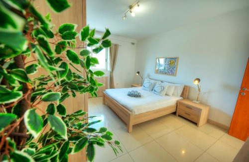 Gzira Apartamento | Bright & spacious 3 bedroom, shared garden JELL1-1