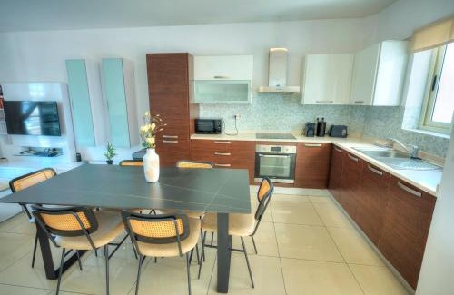 Gzira Apartamento | Bright & spacious 3 bedroom, shared garden JELL1-1