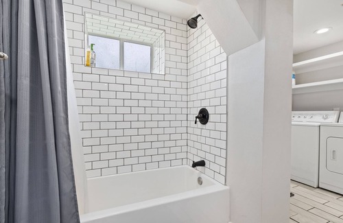 Bonneville Apartamento | Bright & Spacious 3-bedroom Apartment in Orem with WiFi, AC, In-Unit Laundry