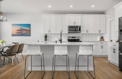 Southeast Calgary Casa | Bright & Spacious 3 Beds Luxury Home in SE Calgary