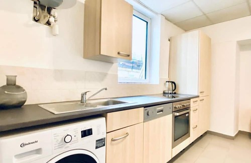 Liesing Apartamento | Bright & Spacious 3-BR Apt with Direct City Access