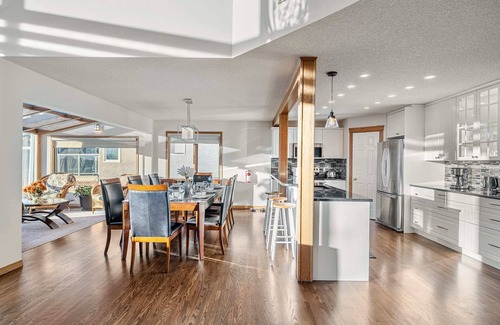 Edgemont Casa | Bright & Spacious 5-BR w/ Ravine Views in Edgemont