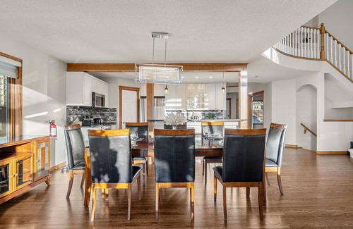 Edgemont Casa | Bright & Spacious 5-BR w/ Ravine Views in Edgemont