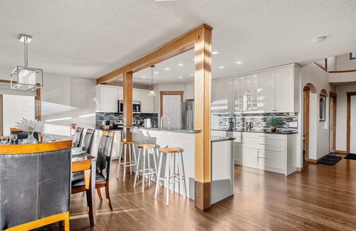 Edgemont Casa | Bright & Spacious 5-BR w/ Ravine Views in Edgemont