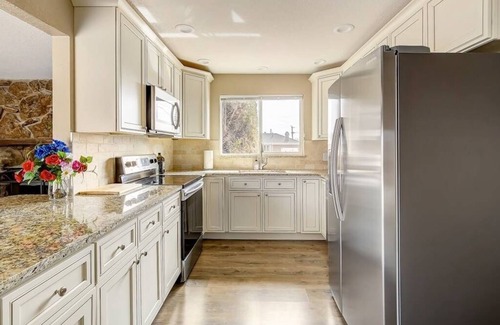 Twin Lakes Casa | Bright + Spacious 5BR Home - Easy Access to Downtown & Mountains