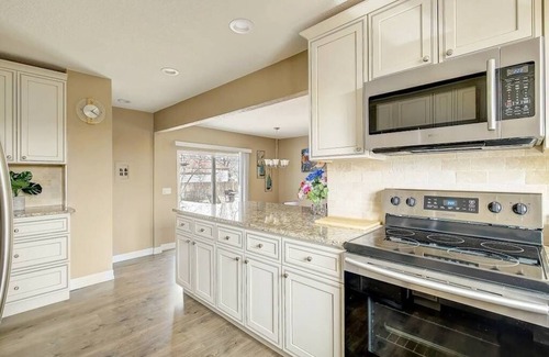 Twin Lakes Casa | Bright + Spacious 5BR Home - Easy Access to Downtown & Mountains