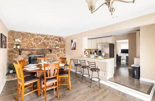 Twin Lakes Casa | Bright + Spacious 5BR Home - Easy Access to Downtown & Mountains